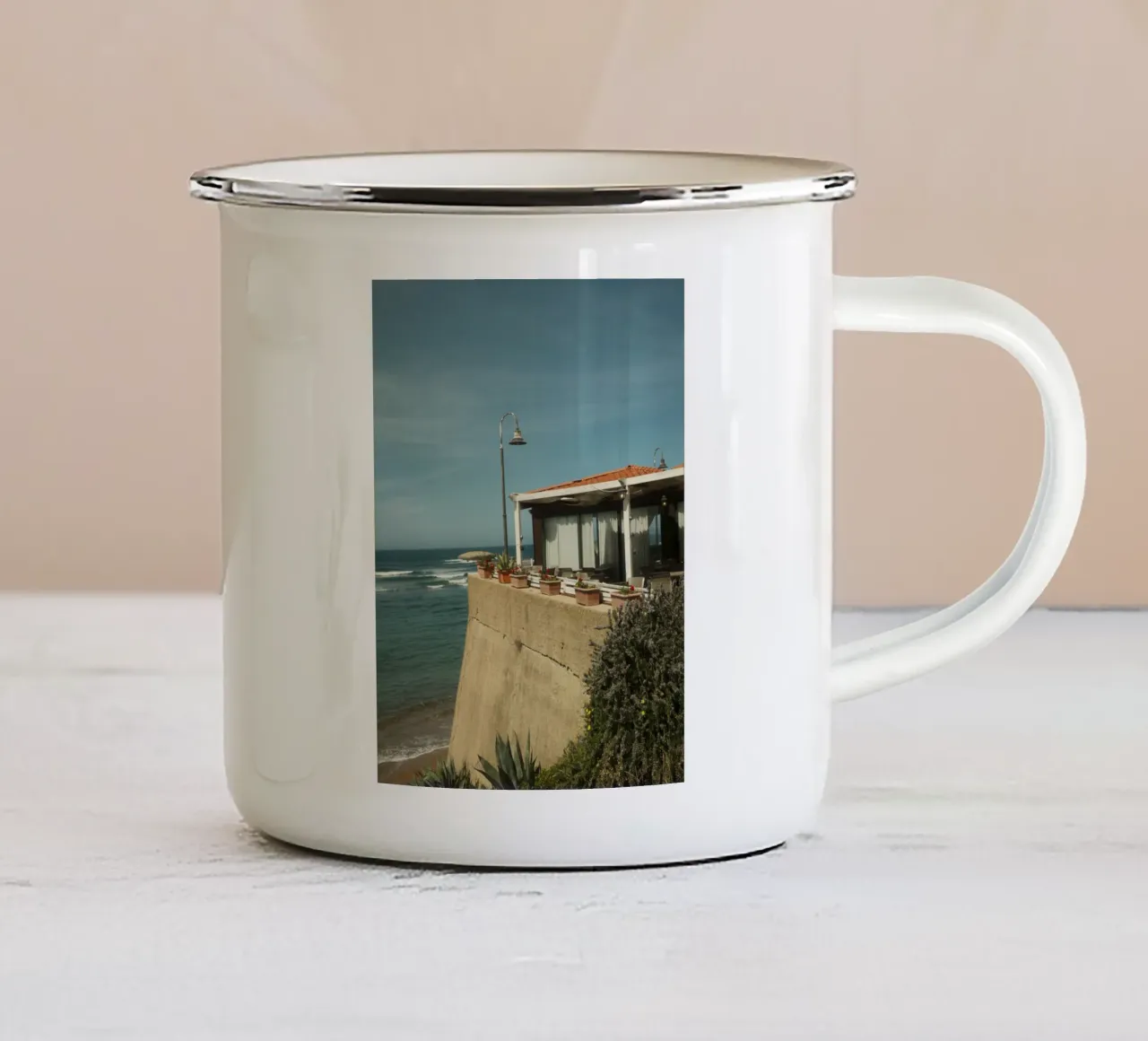 Seaside Patio tazza in smalto da FujiPrints