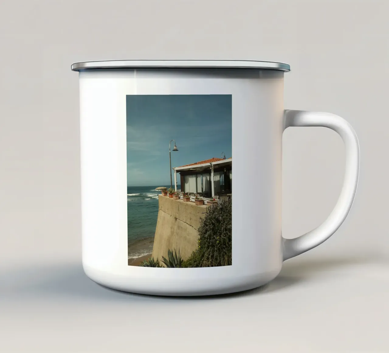 Seaside Patio tazza in smalto da FujiPrints