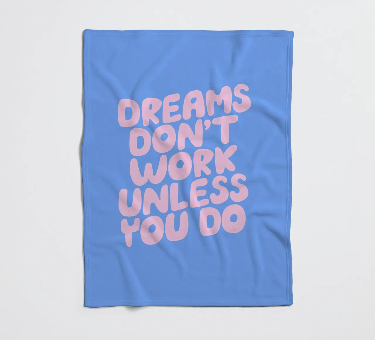 Träume funktionieren nicht, es sei denn, du machst rosa und blaue Typografie Fleecedecke von THE MOTIVATED TYPE