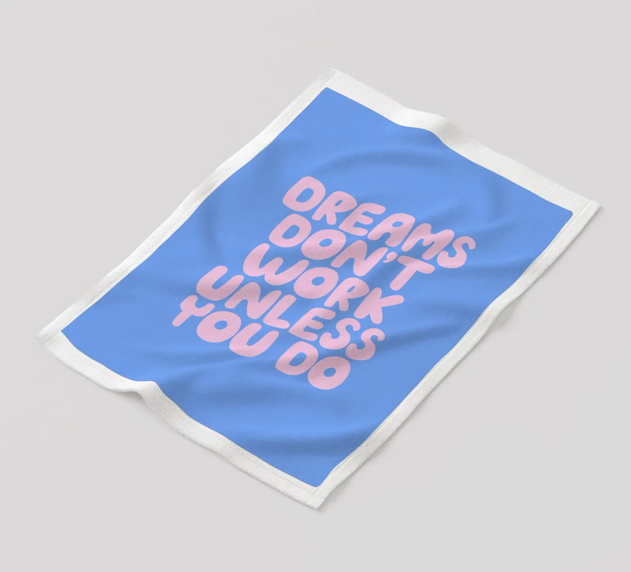Träume funktionieren nicht, es sei denn, du machst rosa und blaue Typografie Fleecedecke von THE MOTIVATED TYPE