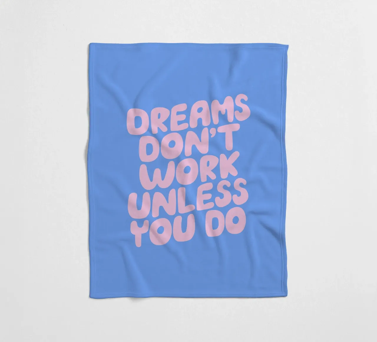Träume funktionieren nicht, es sei denn, du machst rosa und blaue Typografie Fleecedecke von THE MOTIVATED TYPE