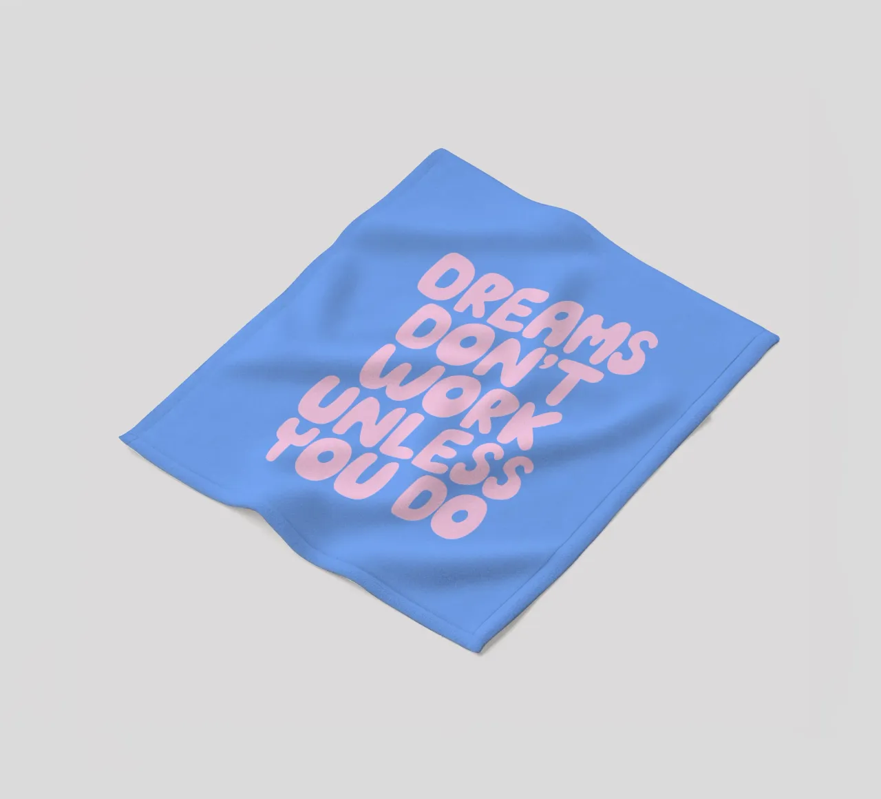 Träume funktionieren nicht, es sei denn, du machst rosa und blaue Typografie Fleecedecke von THE MOTIVATED TYPE