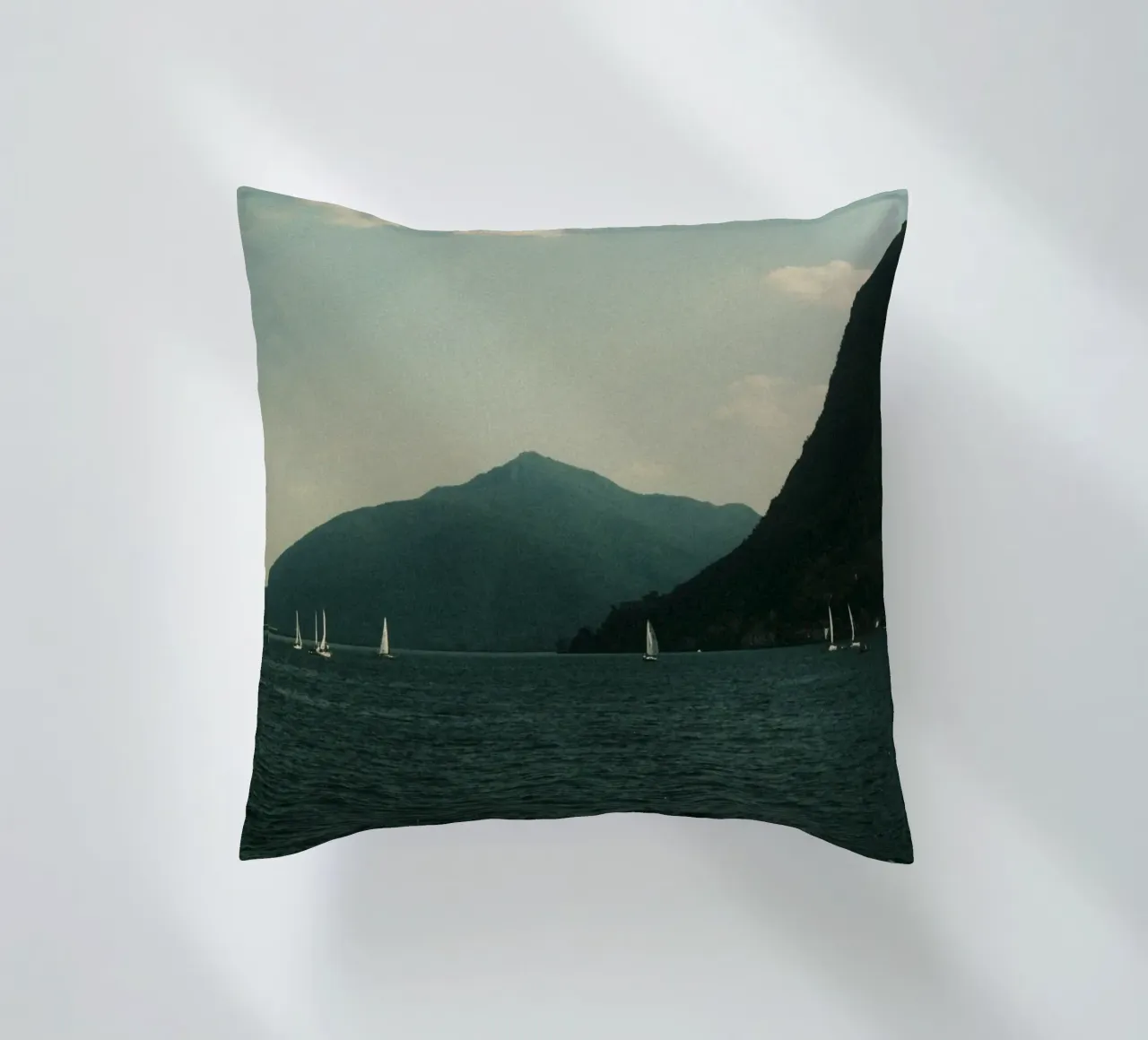 Sailboats on a Serene Lake cuscino da FujiPrints