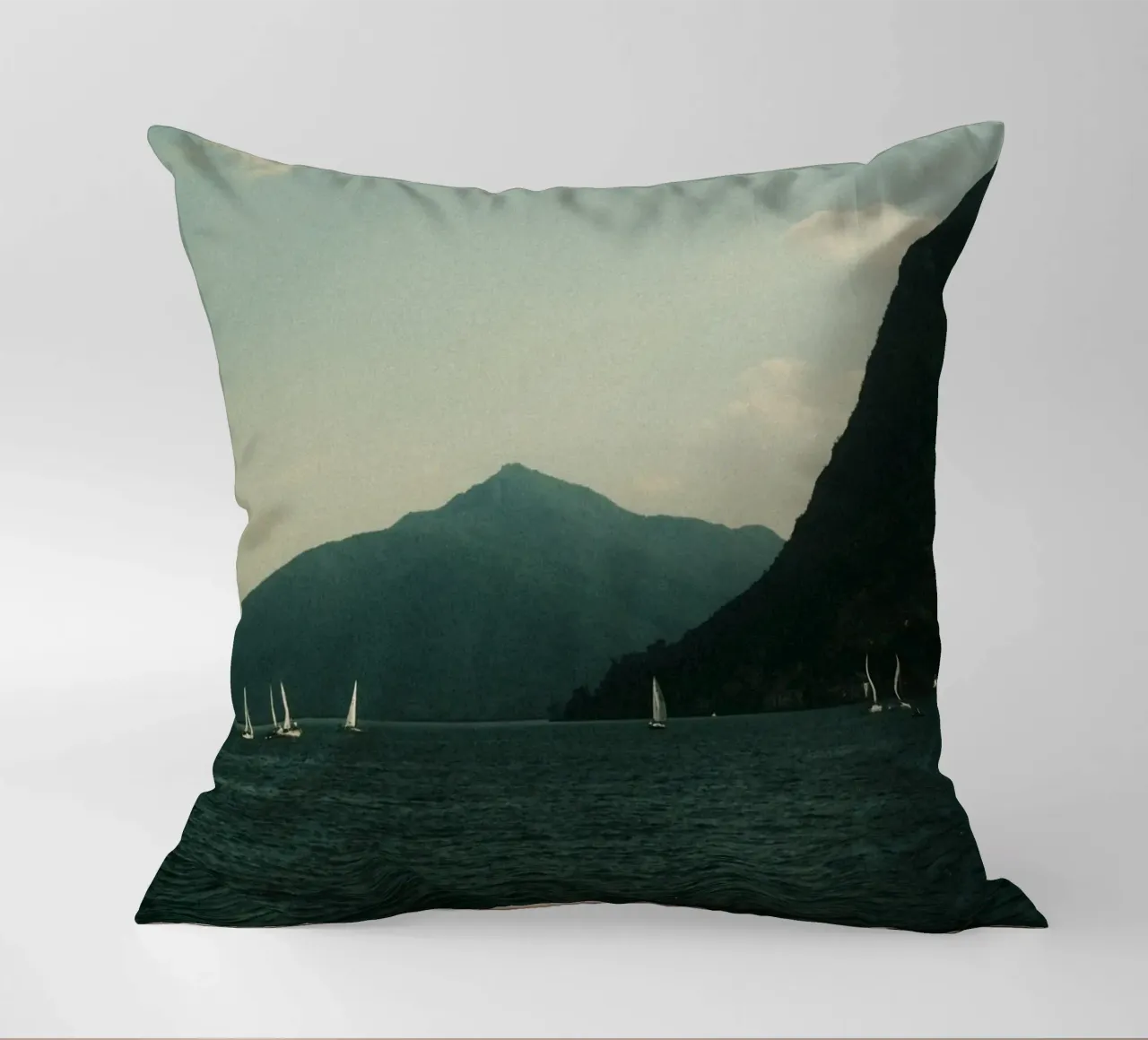 Sailboats on a Serene Lake cuscino da FujiPrints