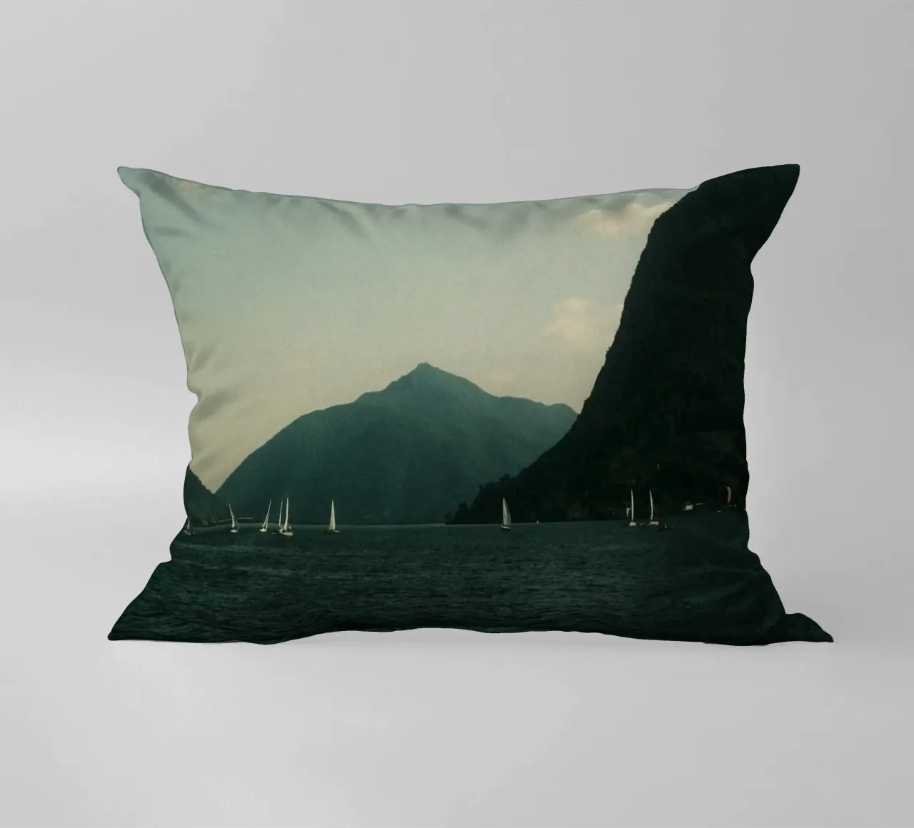Sailboats on a Serene Lake cuscino da FujiPrints