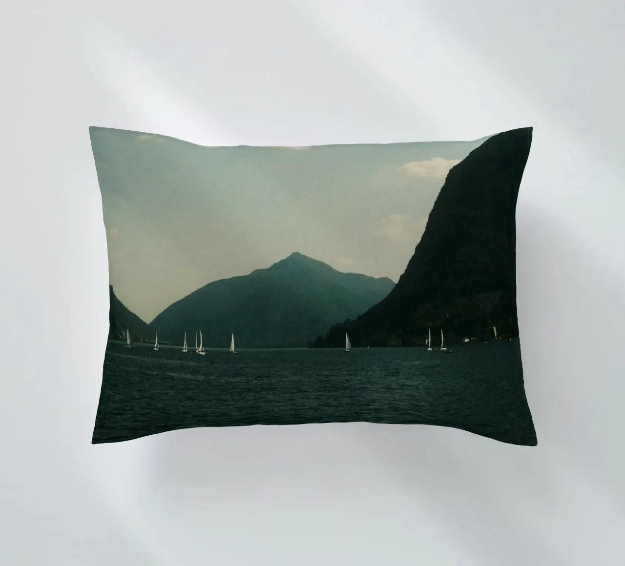 Sailboats on a Serene Lake cuscino da FujiPrints