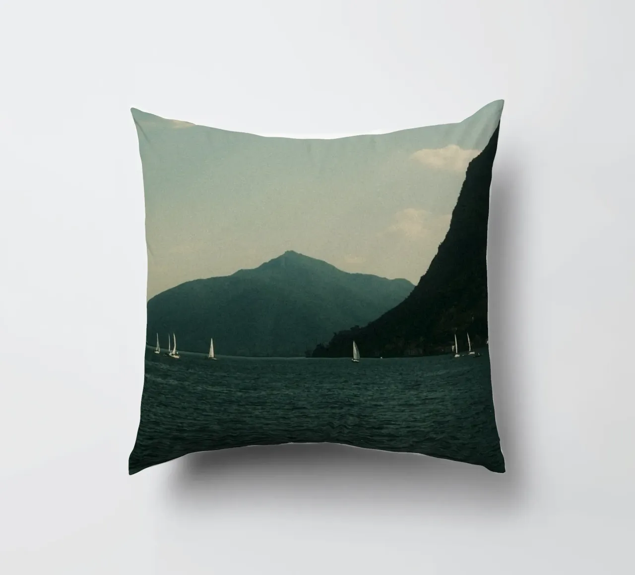 Sailboats on a Serene Lake cuscino da FujiPrints
