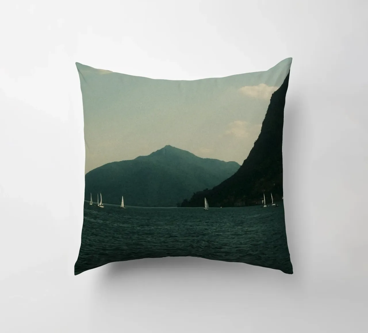 Sailboats on a Serene Lake cuscino da FujiPrints