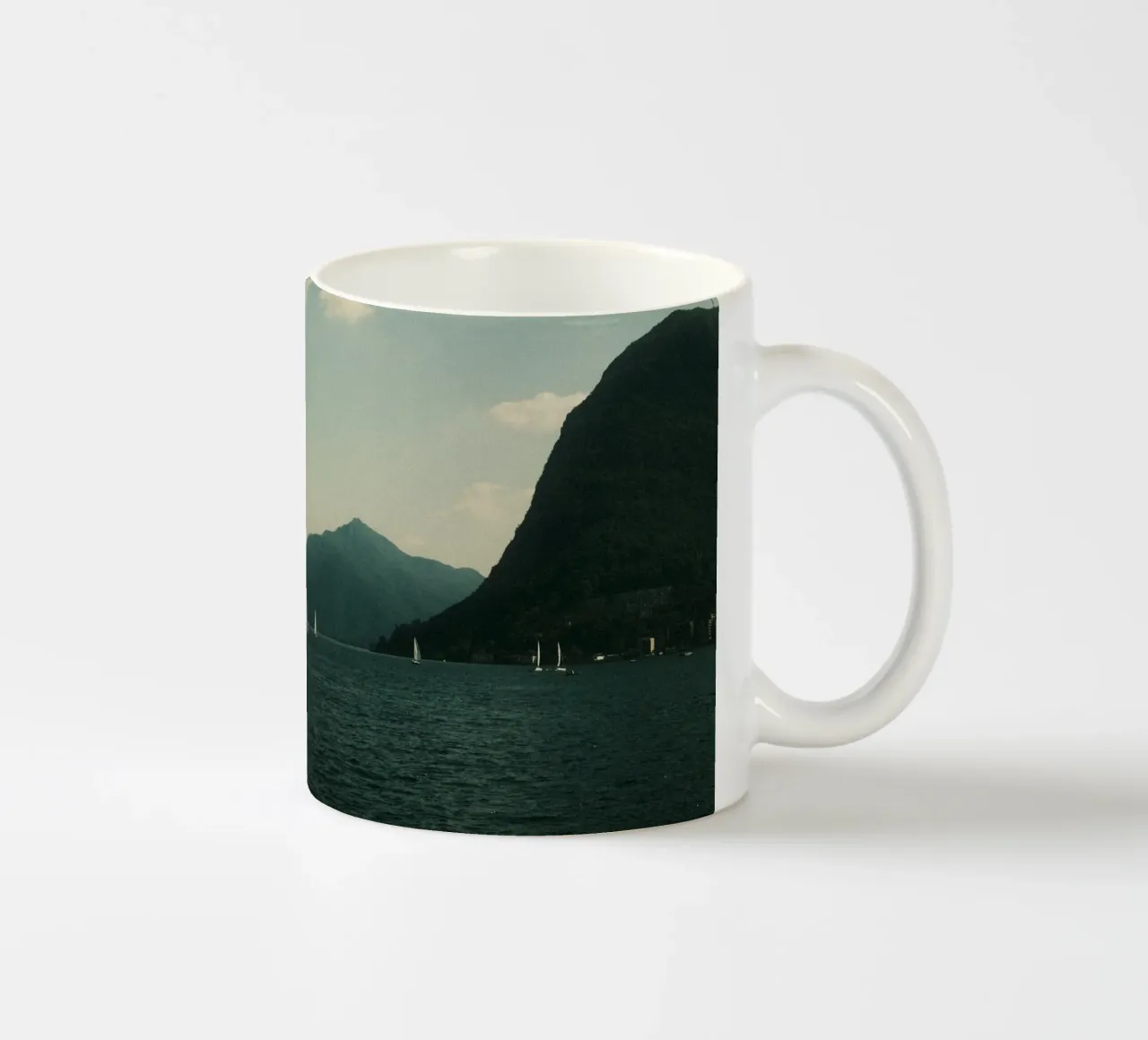 Sailboats on a Serene Lake tazza in ceramica da FujiPrints