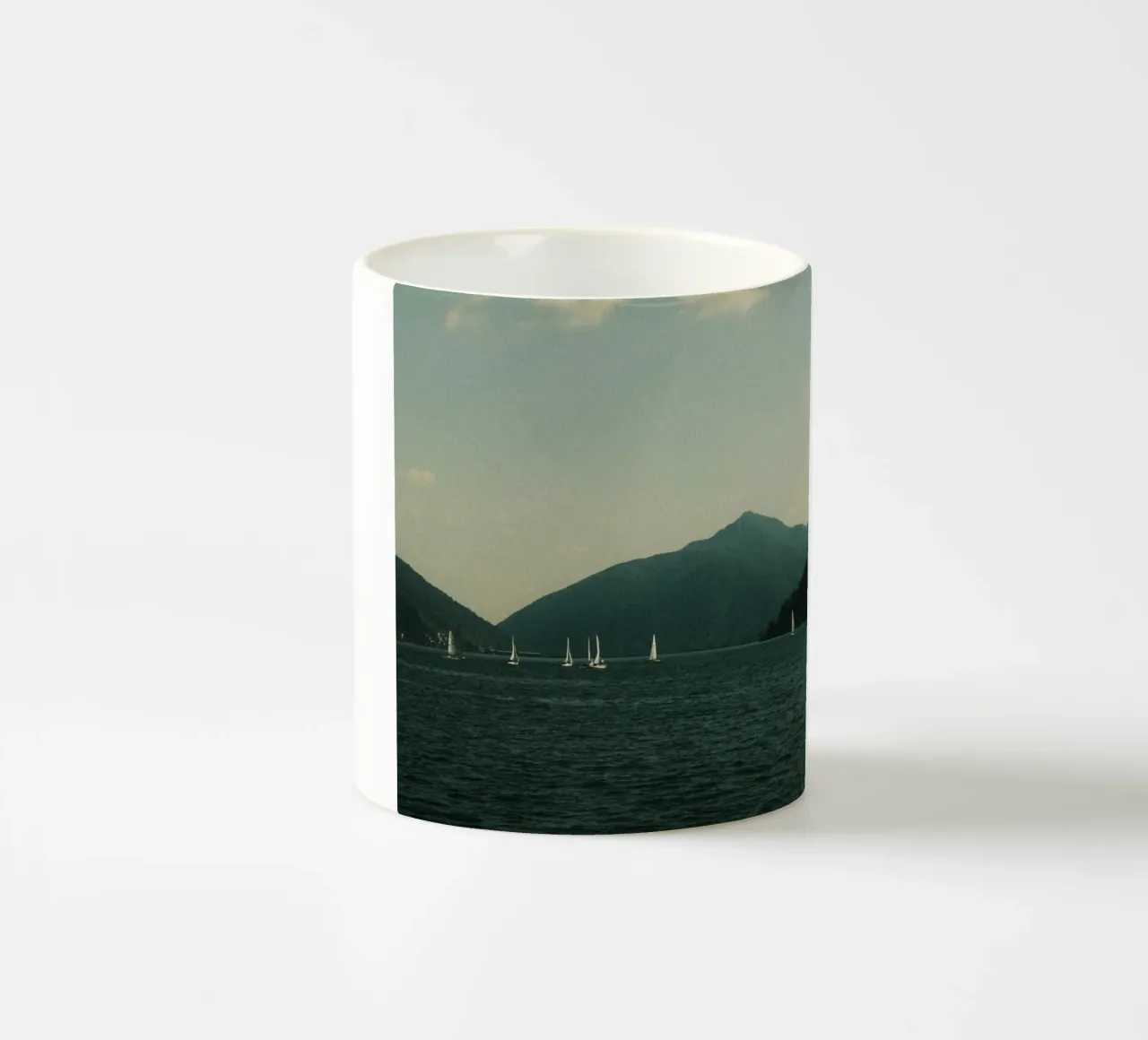 Sailboats on a Serene Lake tazza in ceramica da FujiPrints
