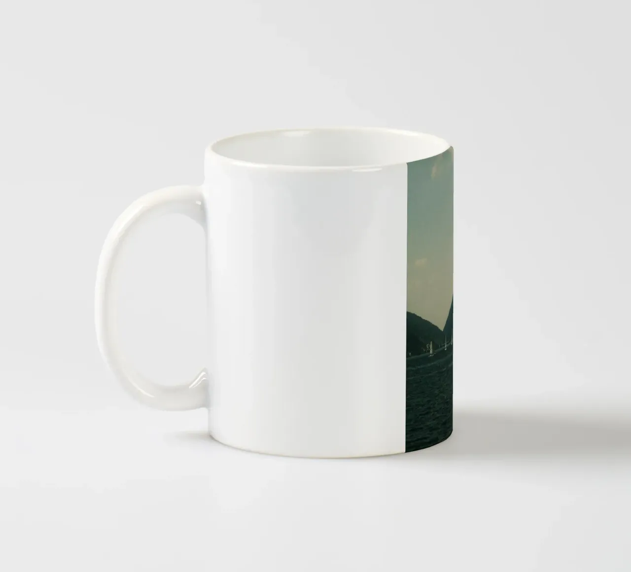 Sailboats on a Serene Lake tazza in ceramica da FujiPrints