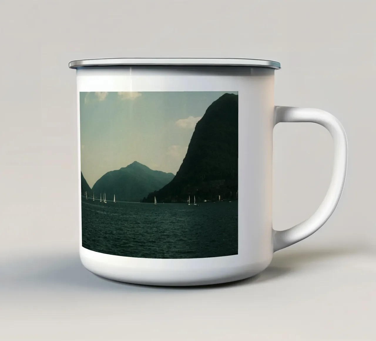 Sailboats on a Serene Lake tazza in smalto da FujiPrints