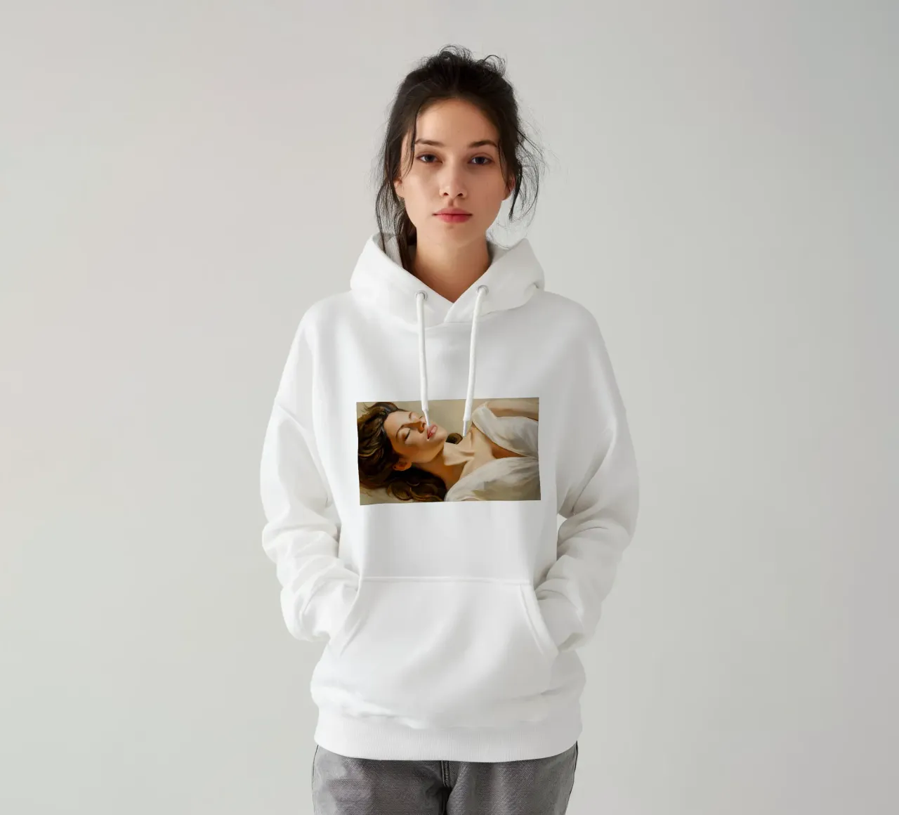 Donna addormentata nei colori tenui della natura felpa con cappuccio da Take Your Art BV