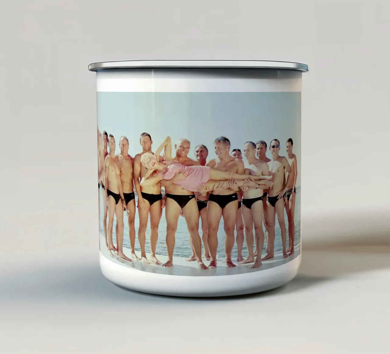 Kewpie 1 taza de esmalte de Julian Wolkenstein