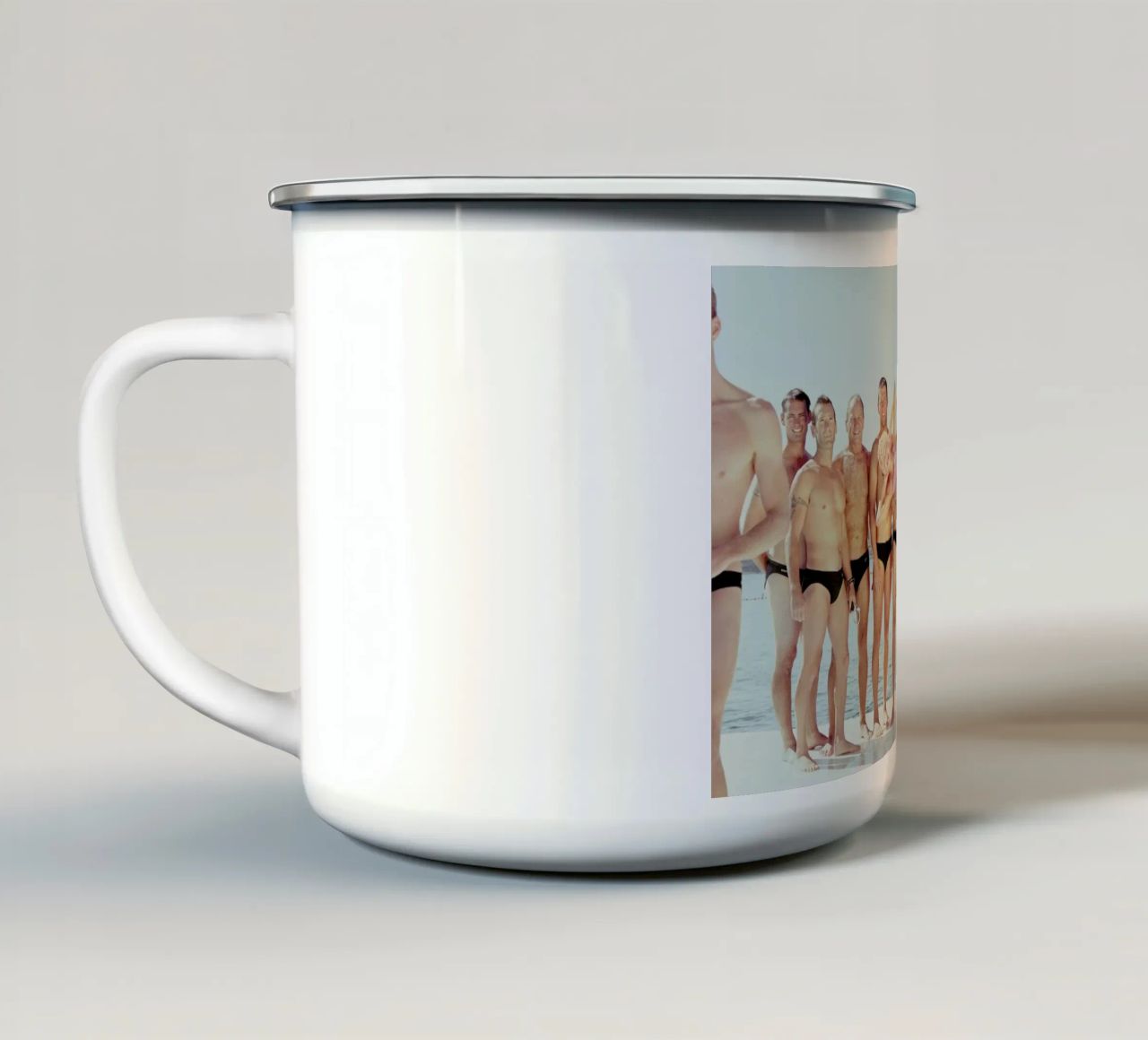 Kewpie 1 tazza in smalto da Julian Wolkenstein
