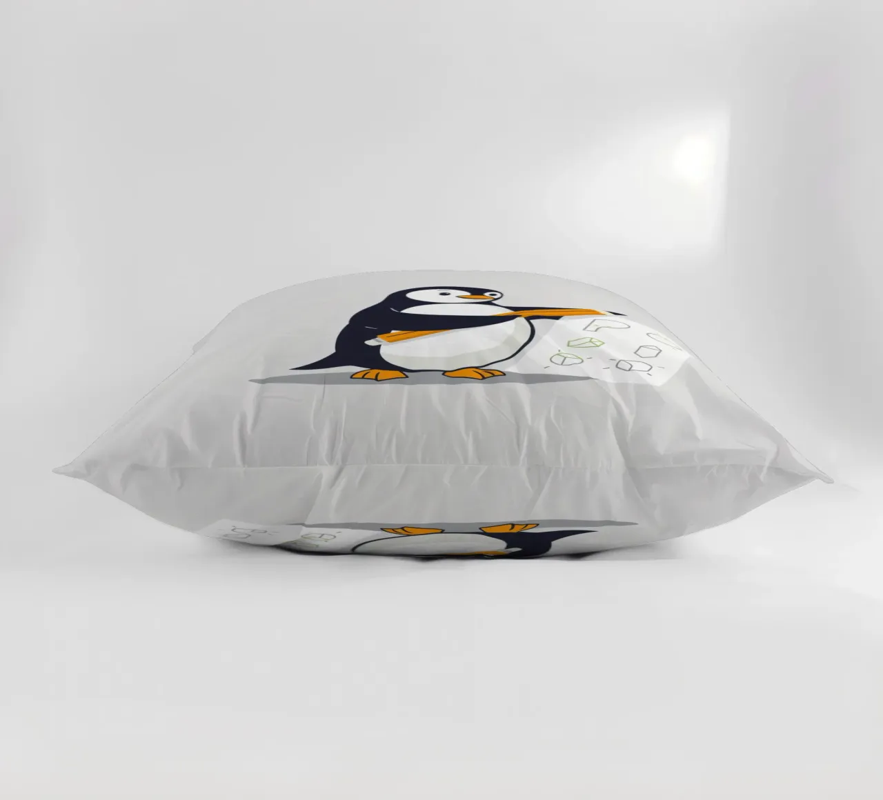 Un pingouin dessinant des formes et des lettres coussin de DesignDoodle