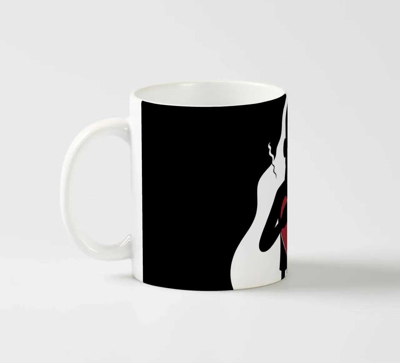 Una figura affranta tiene un cuore in frantumi tazza in ceramica da DesignDoodle