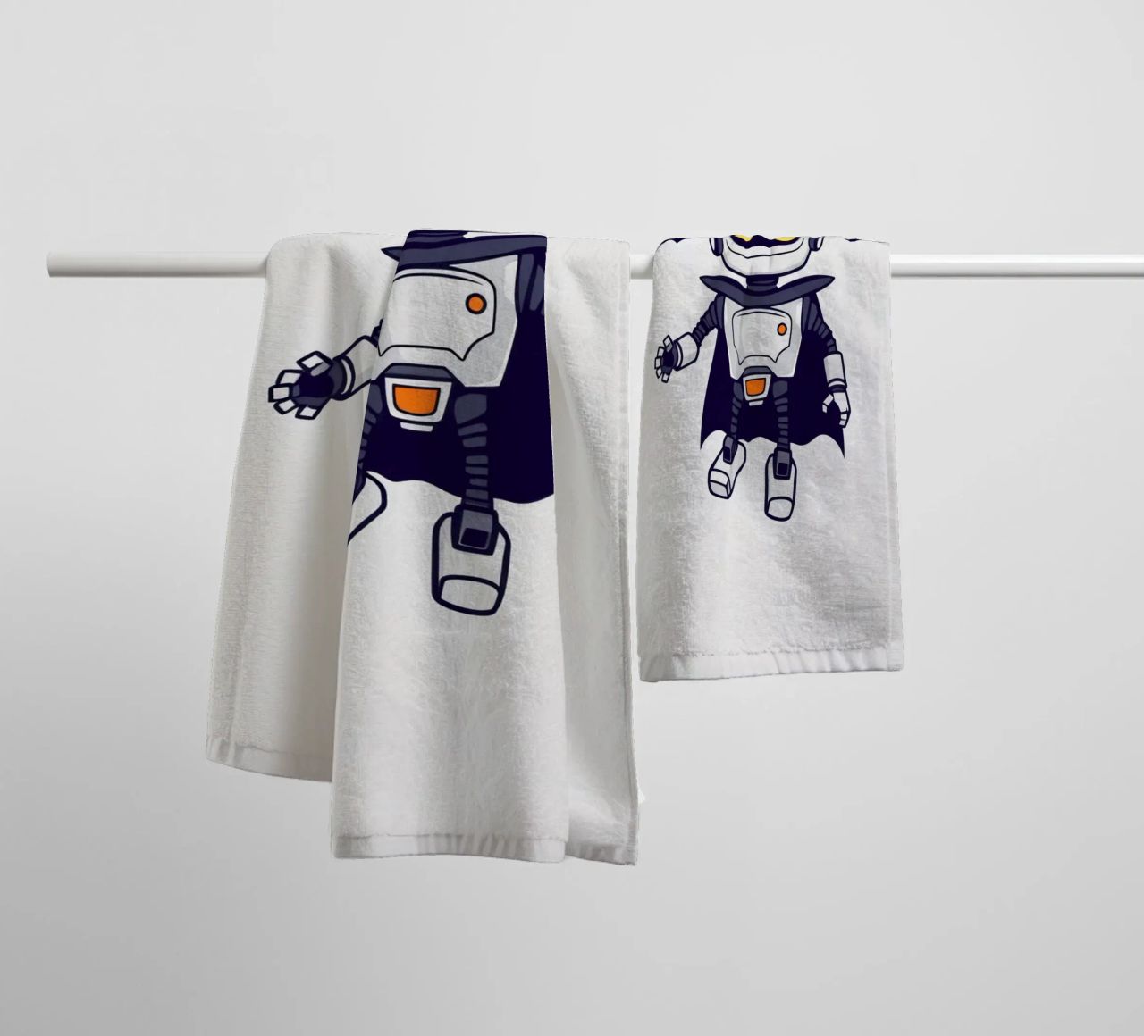Un juguetón robot disfrazado de Halloween con capa toalla de baño de DesignDoodle