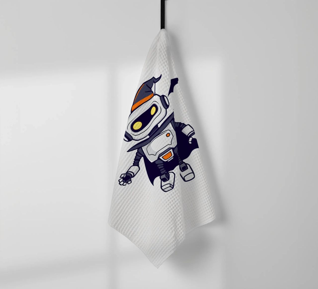 Un juguetón robot disfrazado de Halloween con capa paño de cocina de DesignDoodle