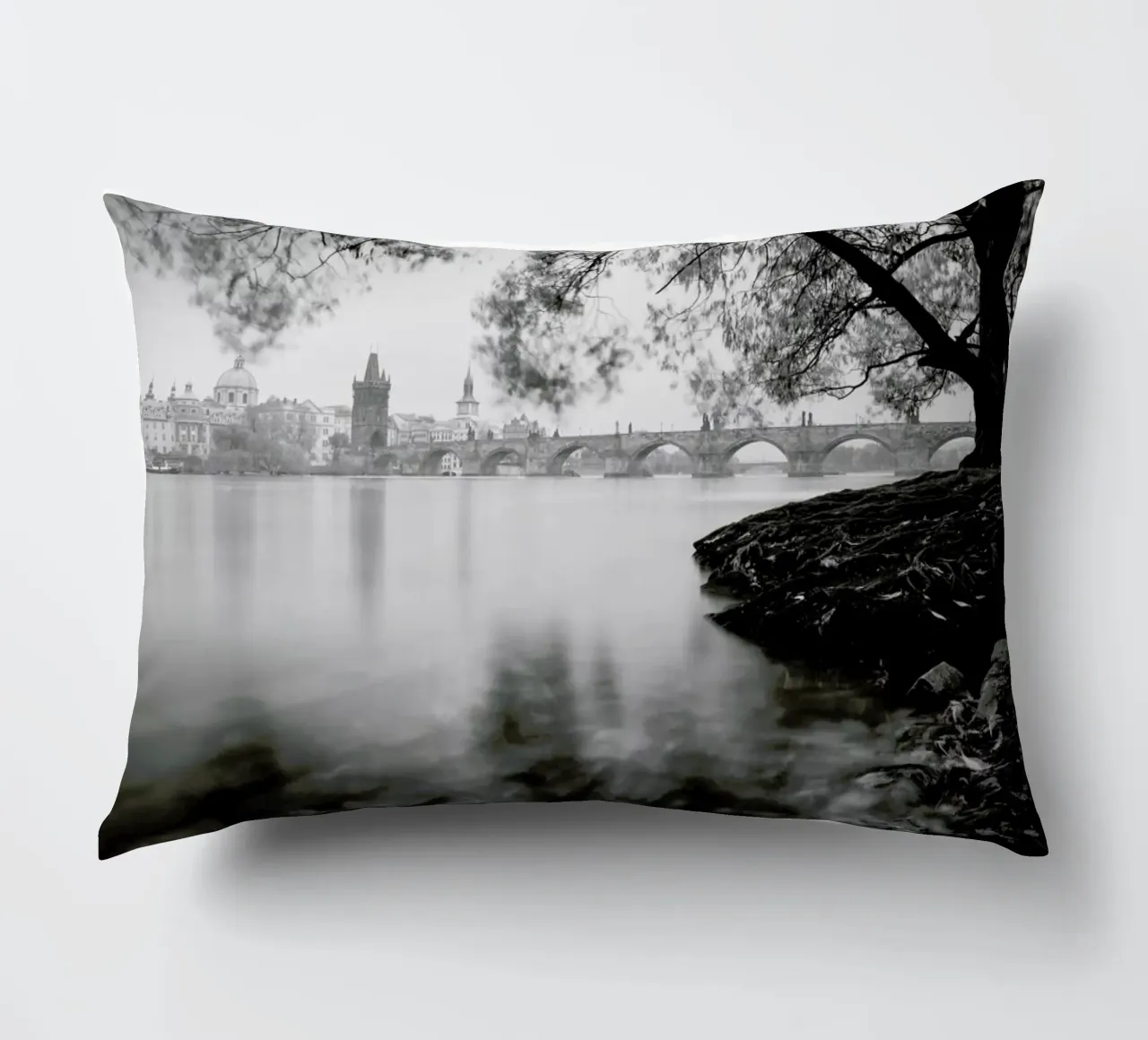 Vltava Study - Autumn Leaves, Prag cuscino da Håggard Photography | Ronny Behnert