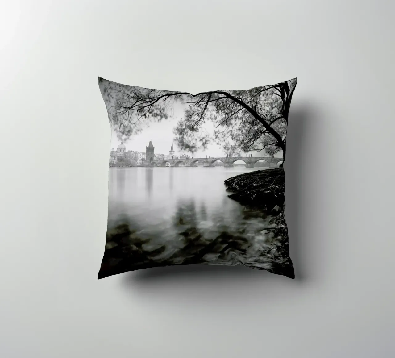 Vltava Study - Autumn Leaves, Prag cuscino da Håggard Photography | Ronny Behnert