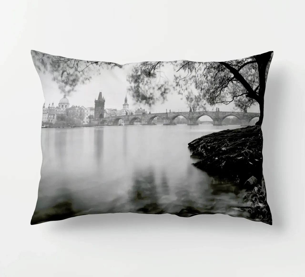 Vltava Study - Autumn Leaves, Prag cuscino da Håggard Photography | Ronny Behnert