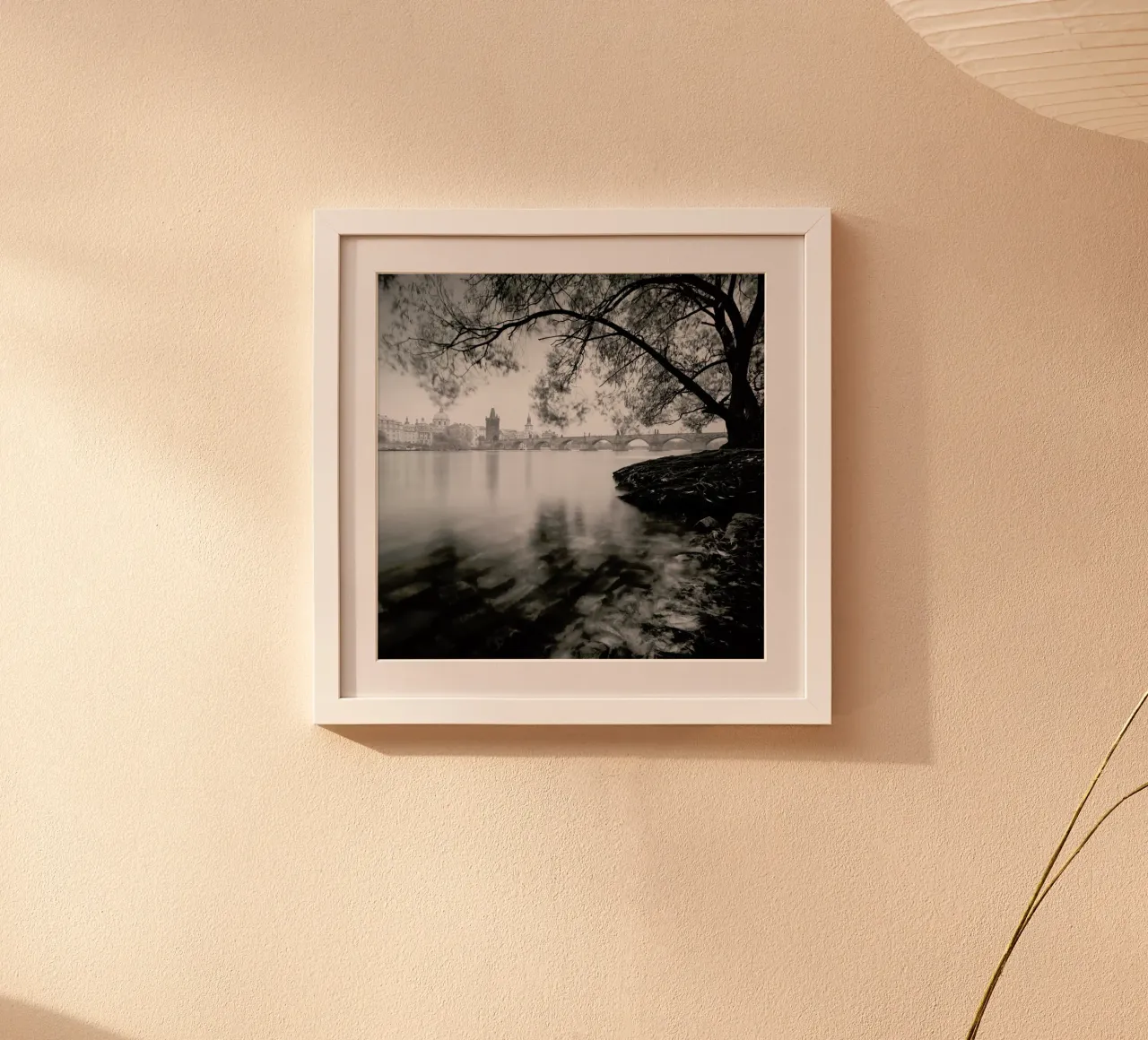 Vltava Study - Autumn Leaves, Prag poster con telaio in alluminio da Håggard Photography | Ronny Behnert