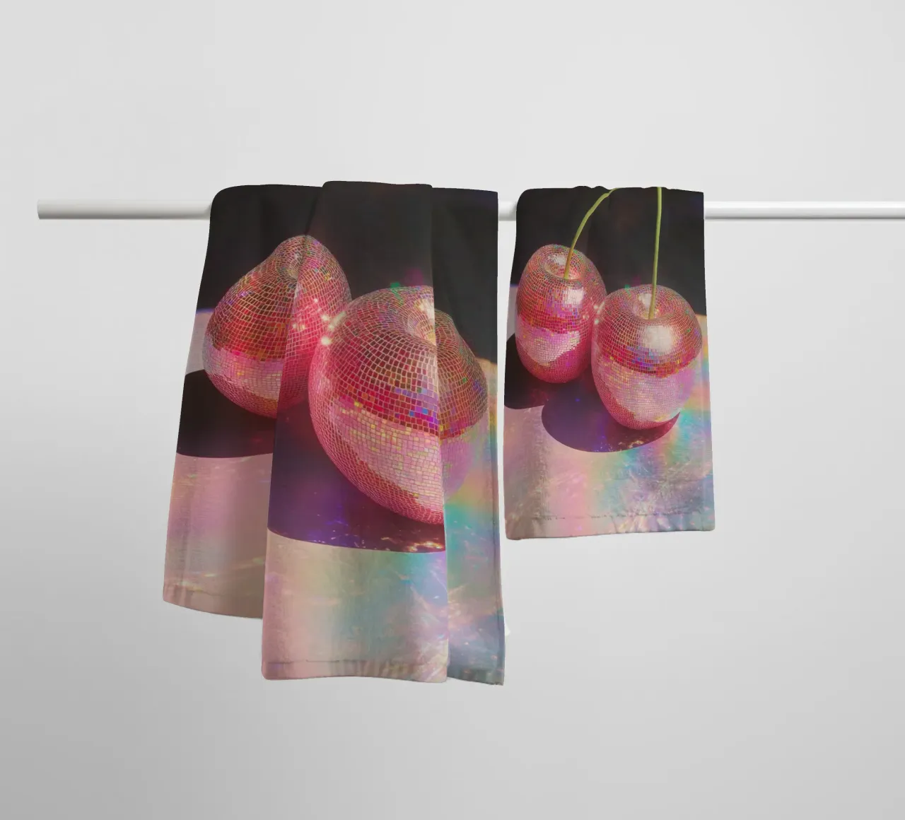 Disco Red Cherry Art asciugamano da bagno da Melloi Art Print