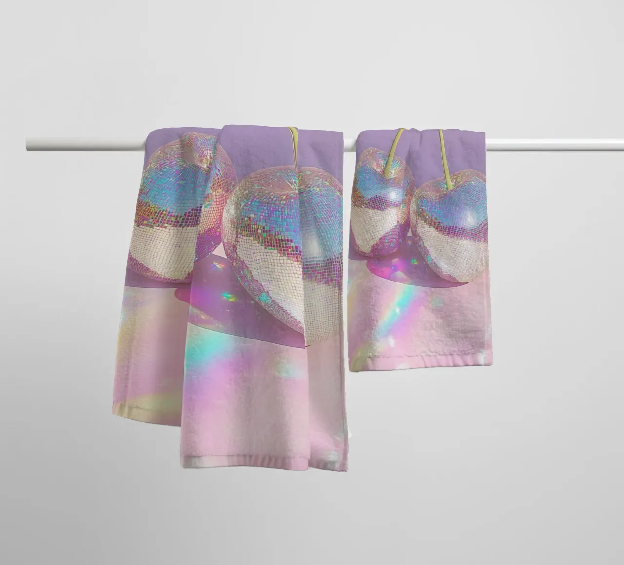 Ciliegie frizzanti a palla da discoteca asciugamano da bagno da Melloi Art Print