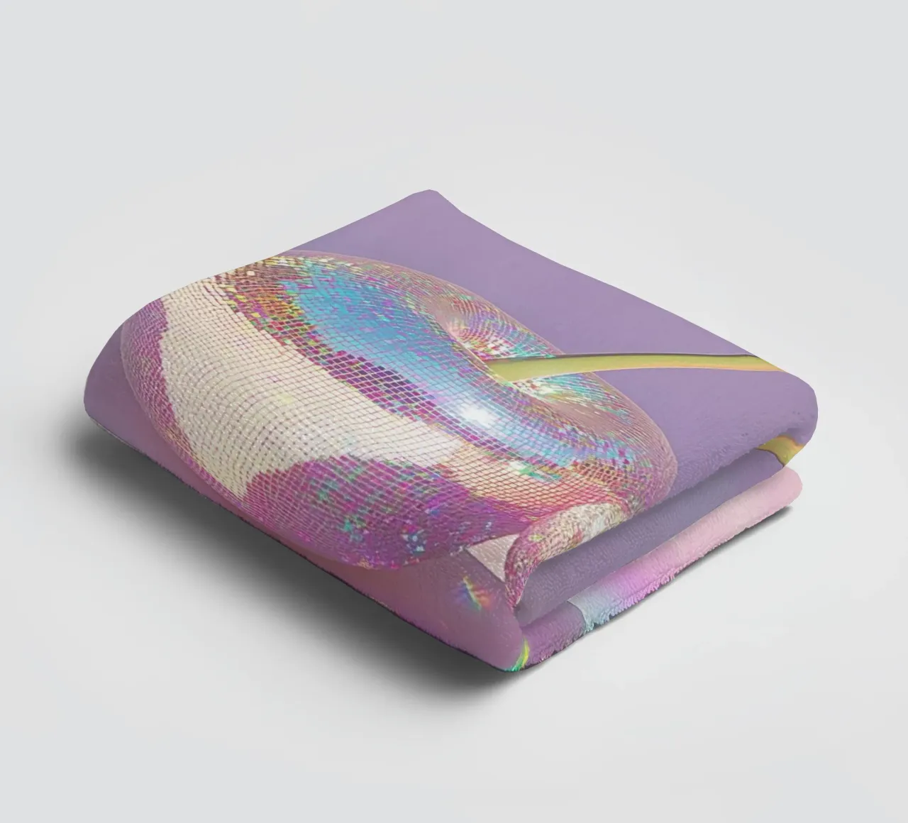 Ciliegie frizzanti a palla da discoteca asciugamano da bagno da Melloi Art Print