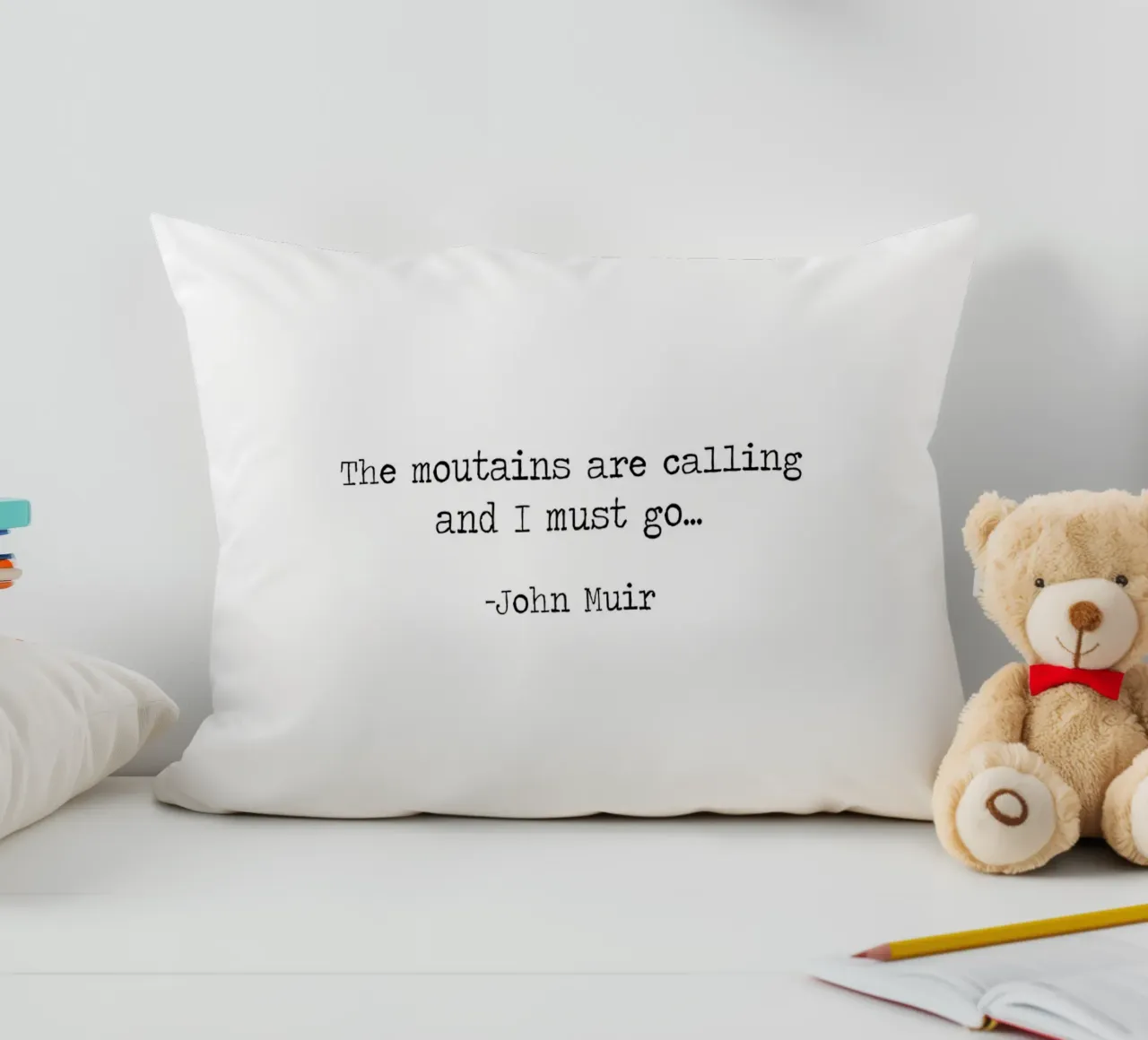 Le montagne chiamano e io devo andare - John Muir Citazione cuscino da Summer Soul Co. - Quotes