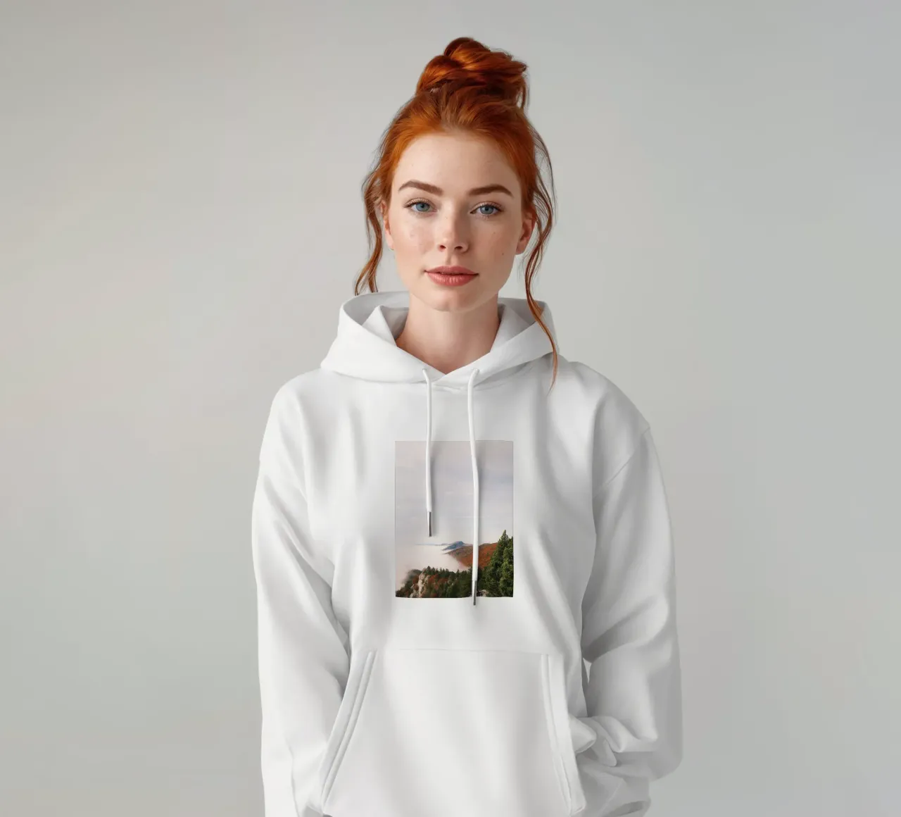 Misty Mountain View in Autumn felpa con cappuccio da FujiSwiss