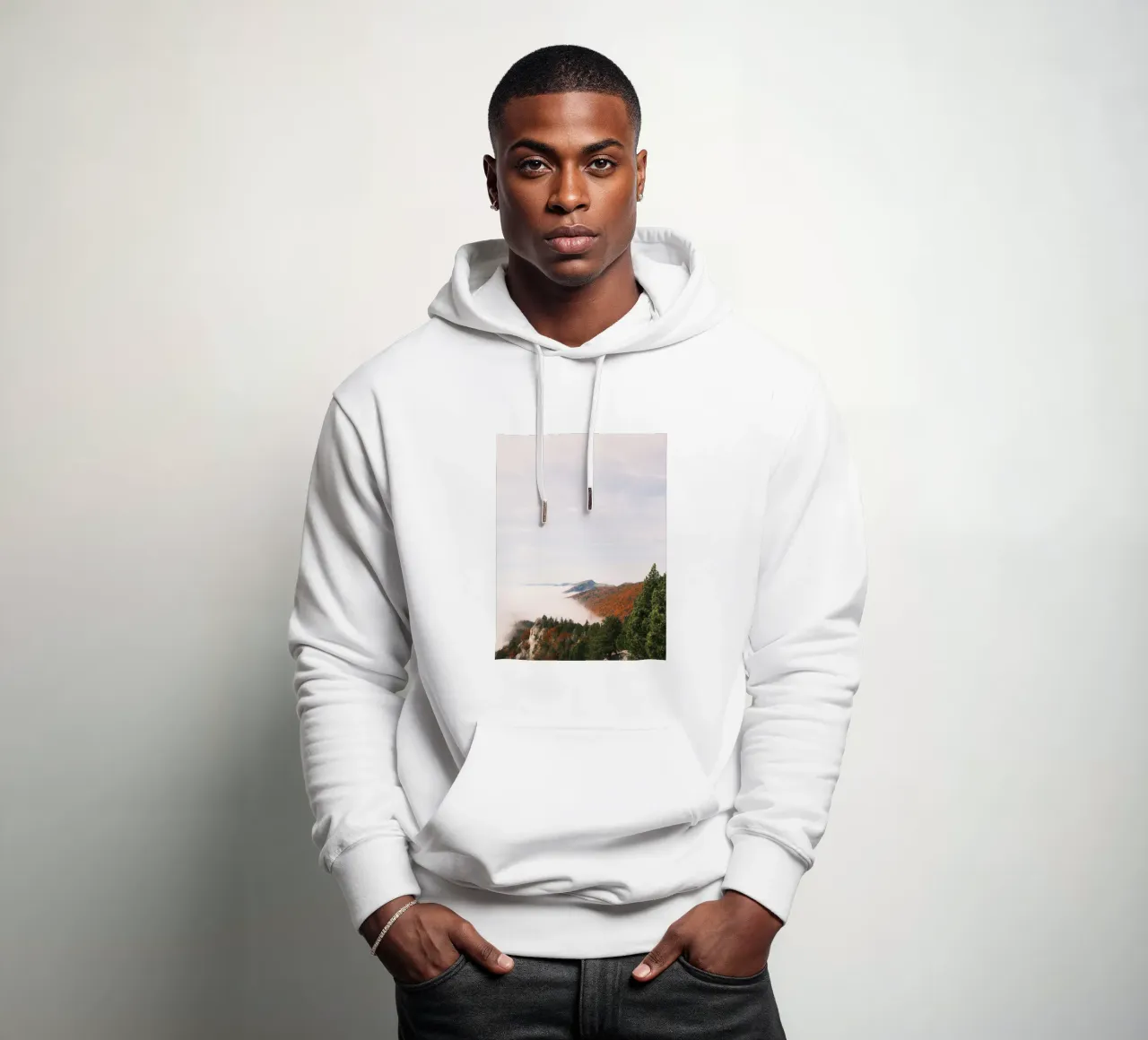 Misty Mountain View in Autumn felpa con cappuccio da FujiSwiss