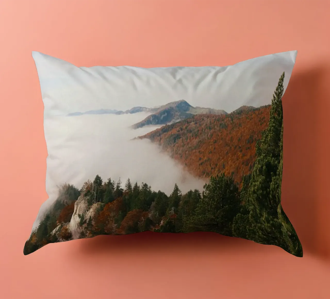 Misty Mountain View in Autumn cuscino da FujiSwiss