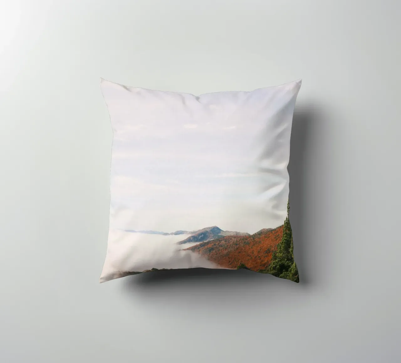 Misty Mountain View in Autumn cuscino da FujiSwiss