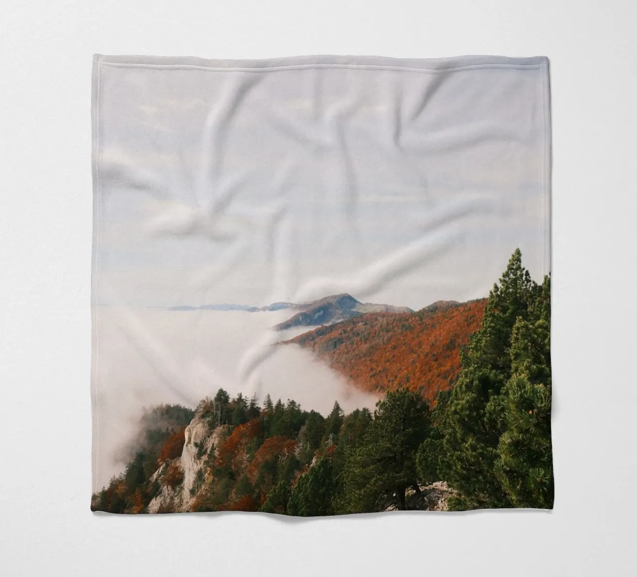 Misty Mountain View in Autumn coperta in pile da FujiSwiss