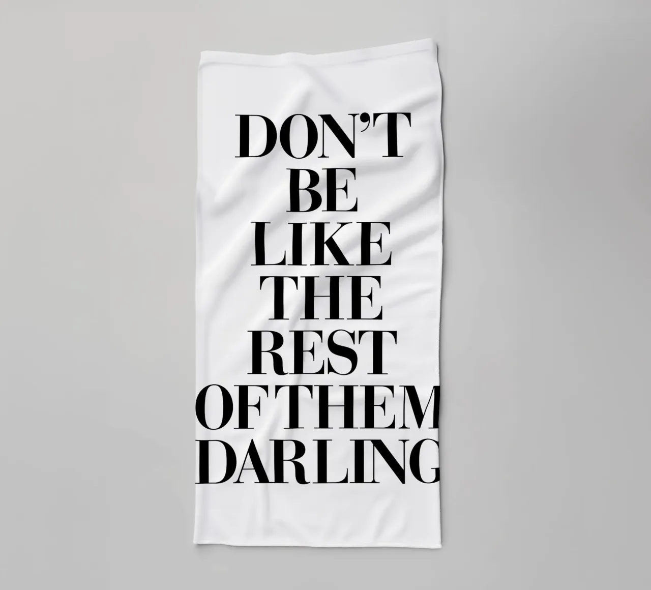 Wees niet zoals de rest lieverd badhanddoek van THE MOTIVATED TYPE