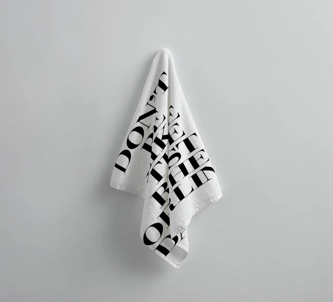 Wees niet zoals de rest lieverd badhanddoek van THE MOTIVATED TYPE
