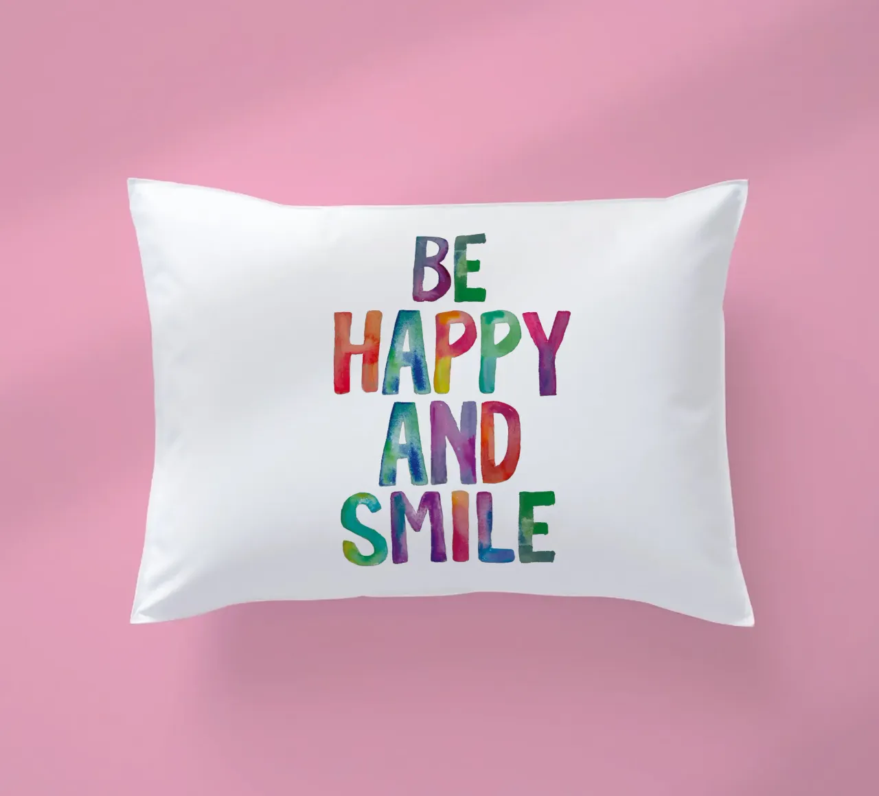 Design tipografico arcobaleno Be Happy and Smile cuscino da THE MOTIVATED TYPE