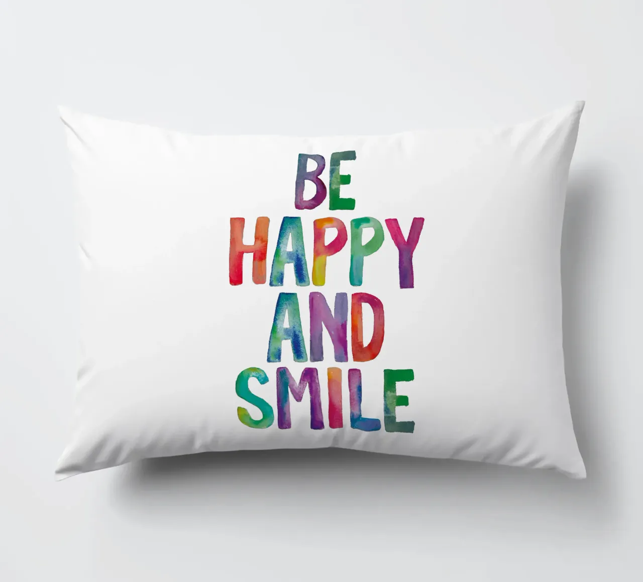 Design tipografico arcobaleno Be Happy and Smile cuscino da THE MOTIVATED TYPE