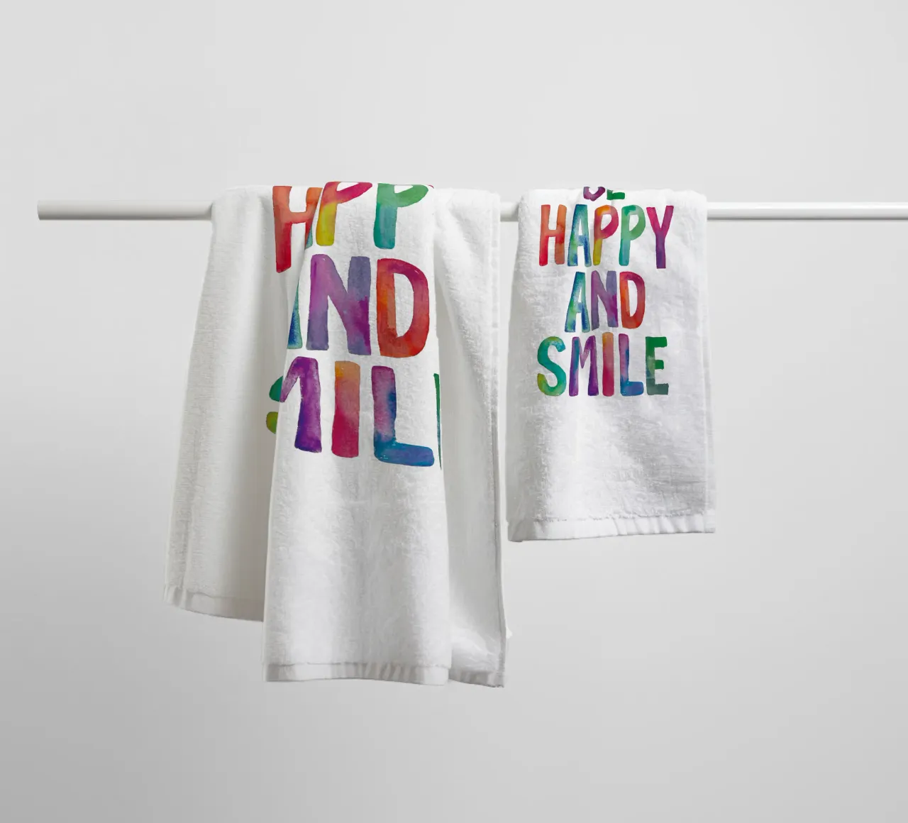 Design tipografico arcobaleno Be Happy and Smile asciugamano da bagno da THE MOTIVATED TYPE