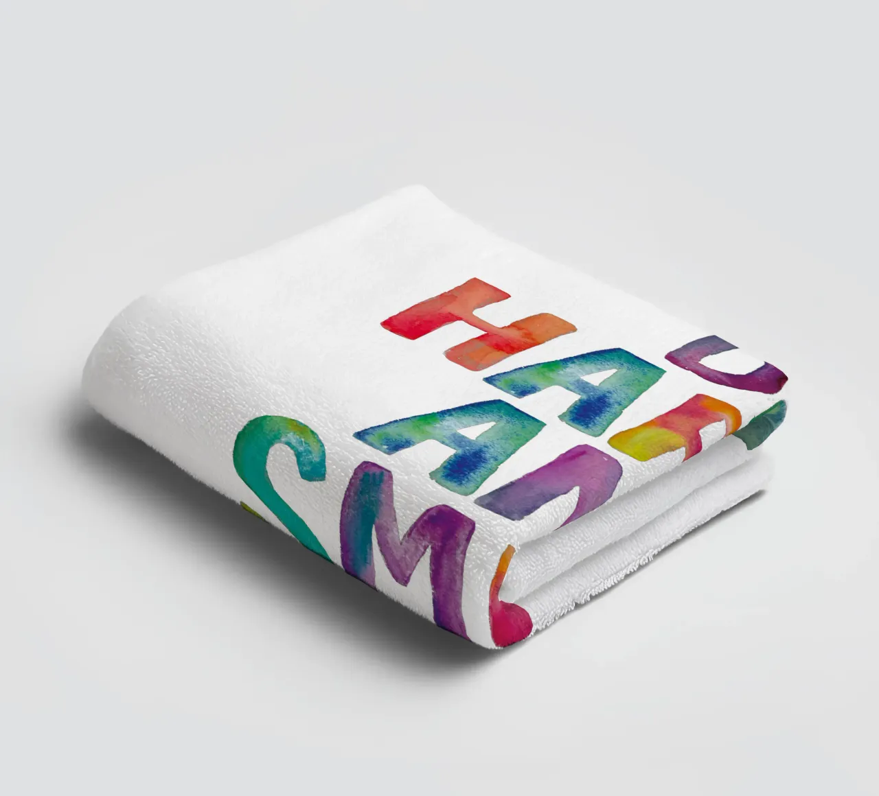 Design tipografico arcobaleno Be Happy and Smile asciugamano da bagno da THE MOTIVATED TYPE