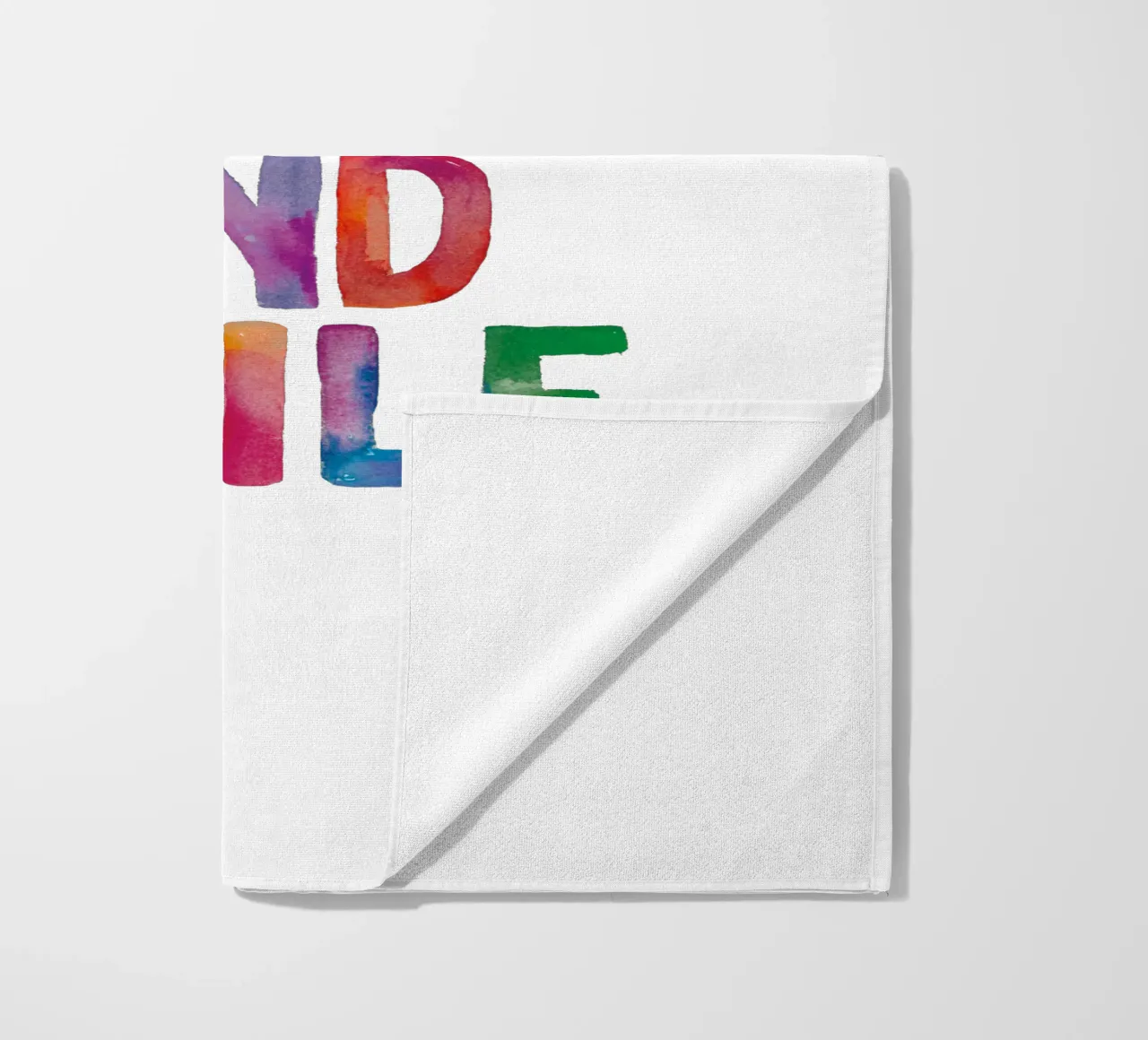 Design tipografico arcobaleno Be Happy and Smile telo mare da THE MOTIVATED TYPE
