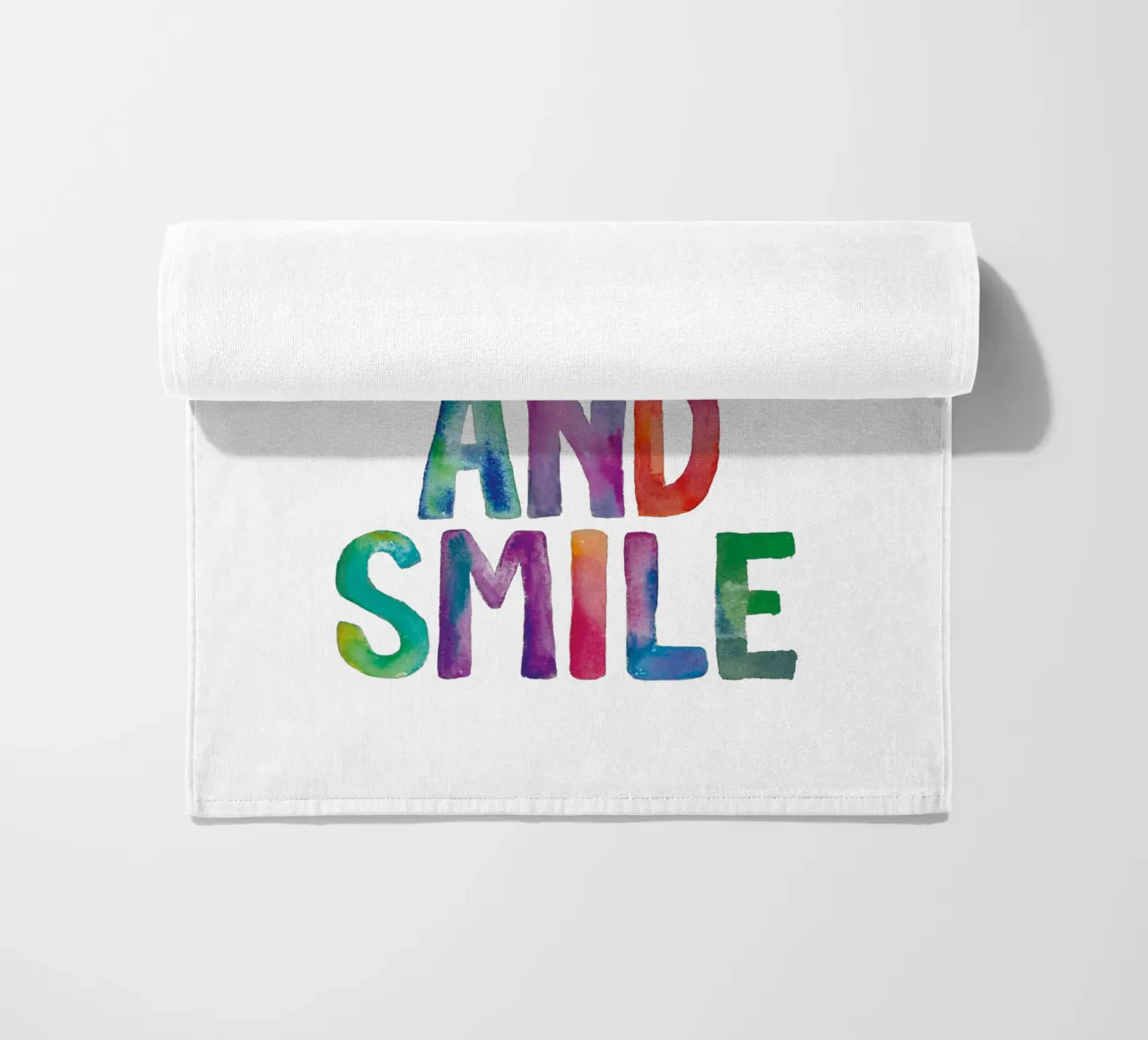 Design tipografico arcobaleno Be Happy and Smile telo mare da THE MOTIVATED TYPE