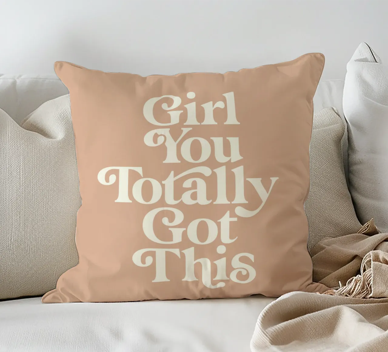 Ragazza, questo design tipografico è assolutamente perfetto cuscino da THE MOTIVATED TYPE