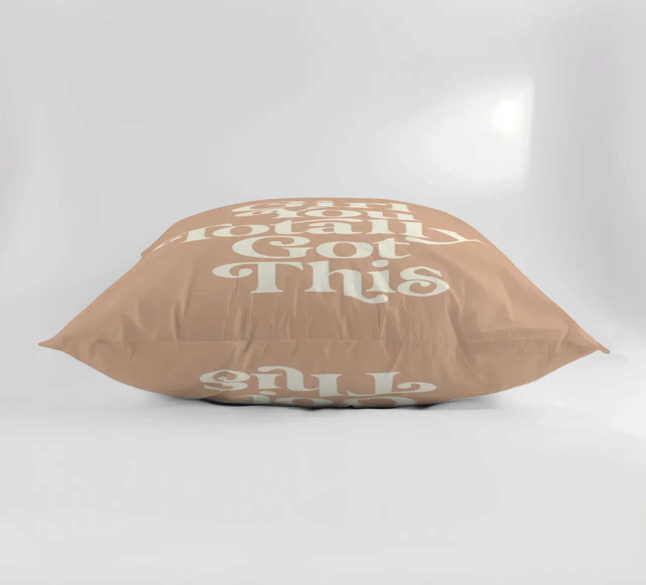 Ragazza, questo design tipografico è assolutamente perfetto cuscino da THE MOTIVATED TYPE