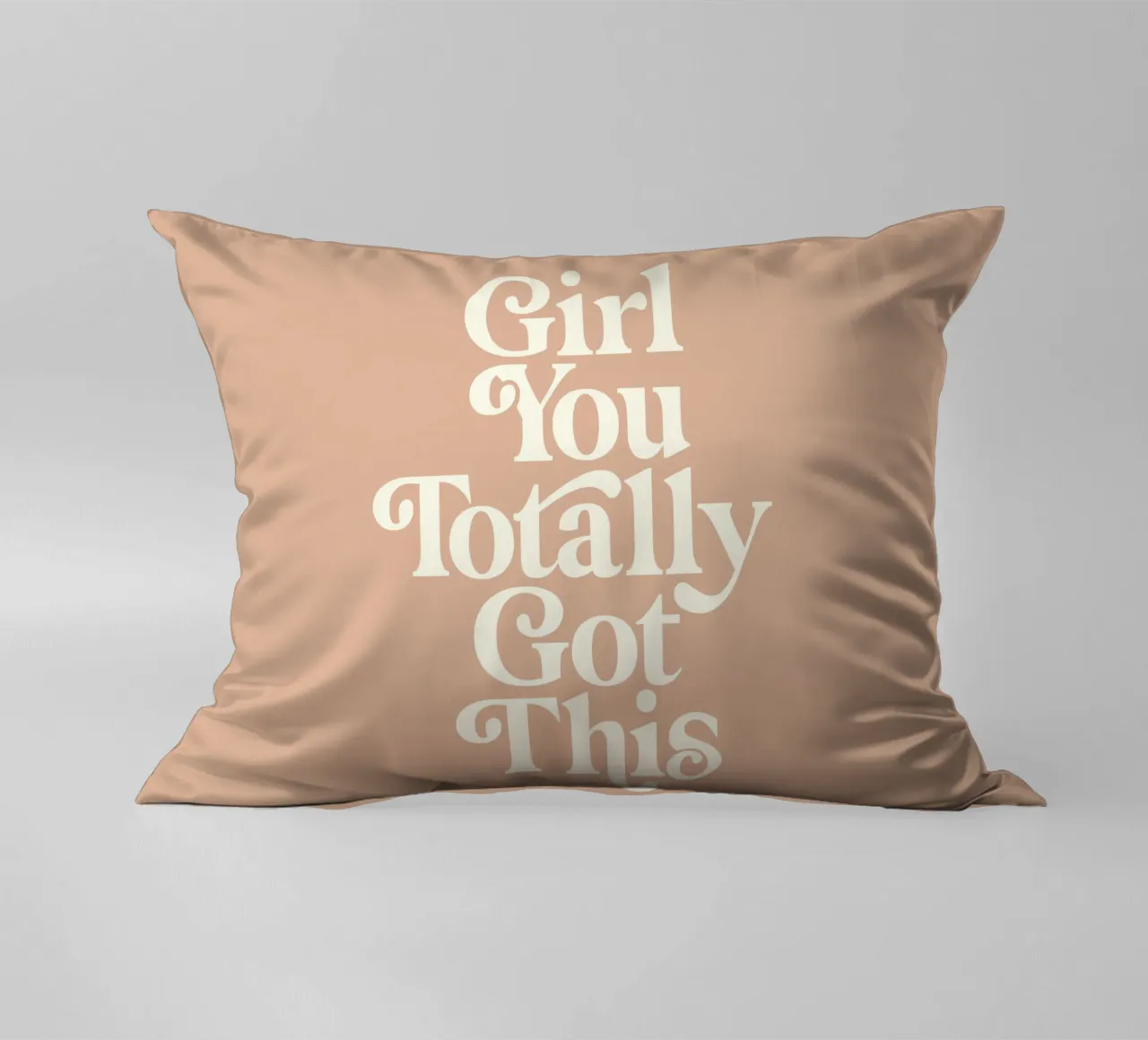 Ragazza, questo design tipografico è assolutamente perfetto cuscino da THE MOTIVATED TYPE