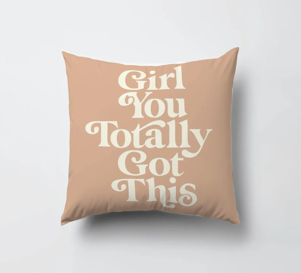 Ragazza, questo design tipografico è assolutamente perfetto cuscino da THE MOTIVATED TYPE