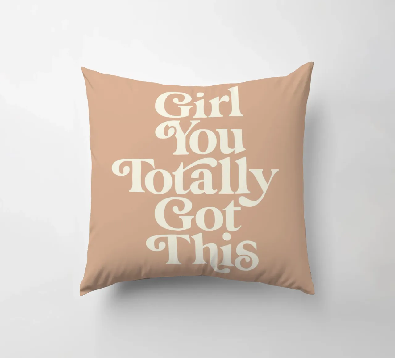 Ragazza, questo design tipografico è assolutamente perfetto cuscino da THE MOTIVATED TYPE