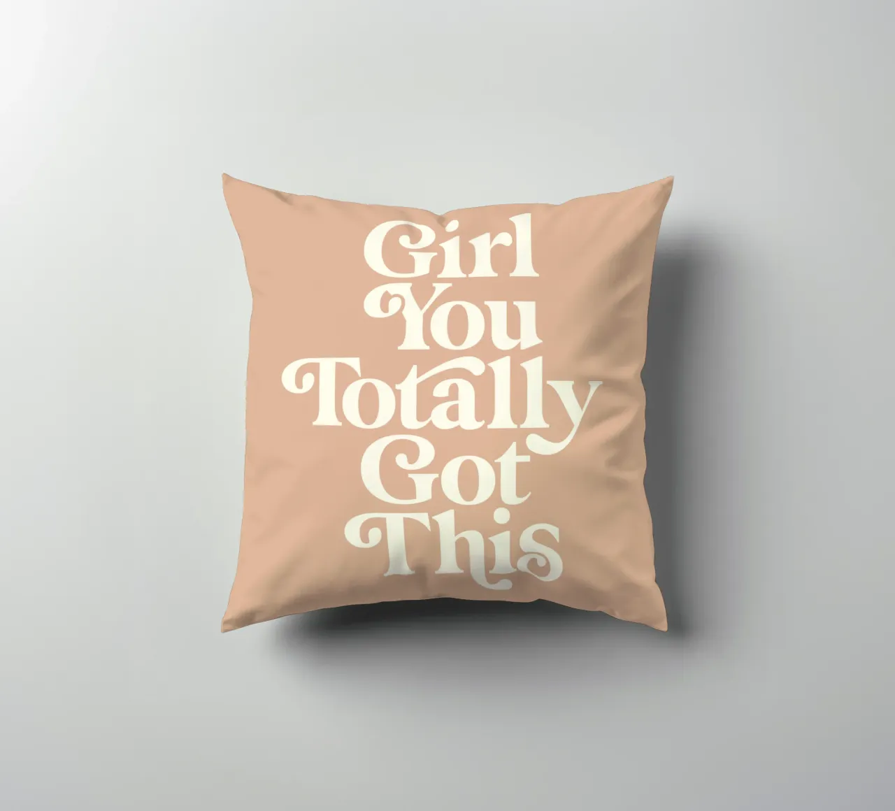 Ragazza, questo design tipografico è assolutamente perfetto cuscino da THE MOTIVATED TYPE